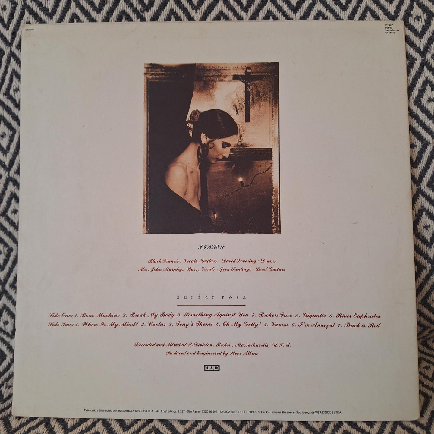 Contra capa do mesmo disco. Mostra outra foto do perfil da modelo da capa, posando na frente de um crucifixo.