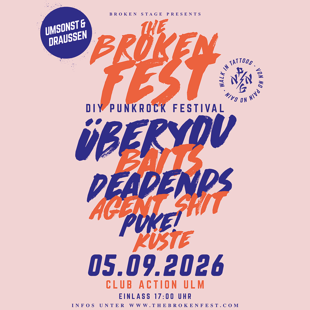 Zentral platzierte, großformatige Schrift in Orange und Dunkelblau kündigt das Festival »The Broken Fest« als DIY Punkrock Festival an. Darüber steht in kleinerer Schrift »Broken Stage Presents«. Ein runder, dunkelblauer Button links oben trägt den Text »Umsonst & Draußen«. Rechts oben befindet sich ein kreisförmiges Logo mit dem Text »Walk in Tattoos – Low and High«. Die Bandnamen »ÜBEREYOU«, »BAITS«, »DEADENDS«, »AGENT SHIT«, »PUKE!« und »KÜSTE« sind in unterschiedlichen Schriftgrößen und -farben mittig angeordnet. Unten stehen das Datum »05.09.2026«, der Veranstaltungsort »Club Action Ulm« sowie Einlasszeit und Website. Der Hintergrund ist hell und kontrastiert mit den kräftigen Farben der Schrift.